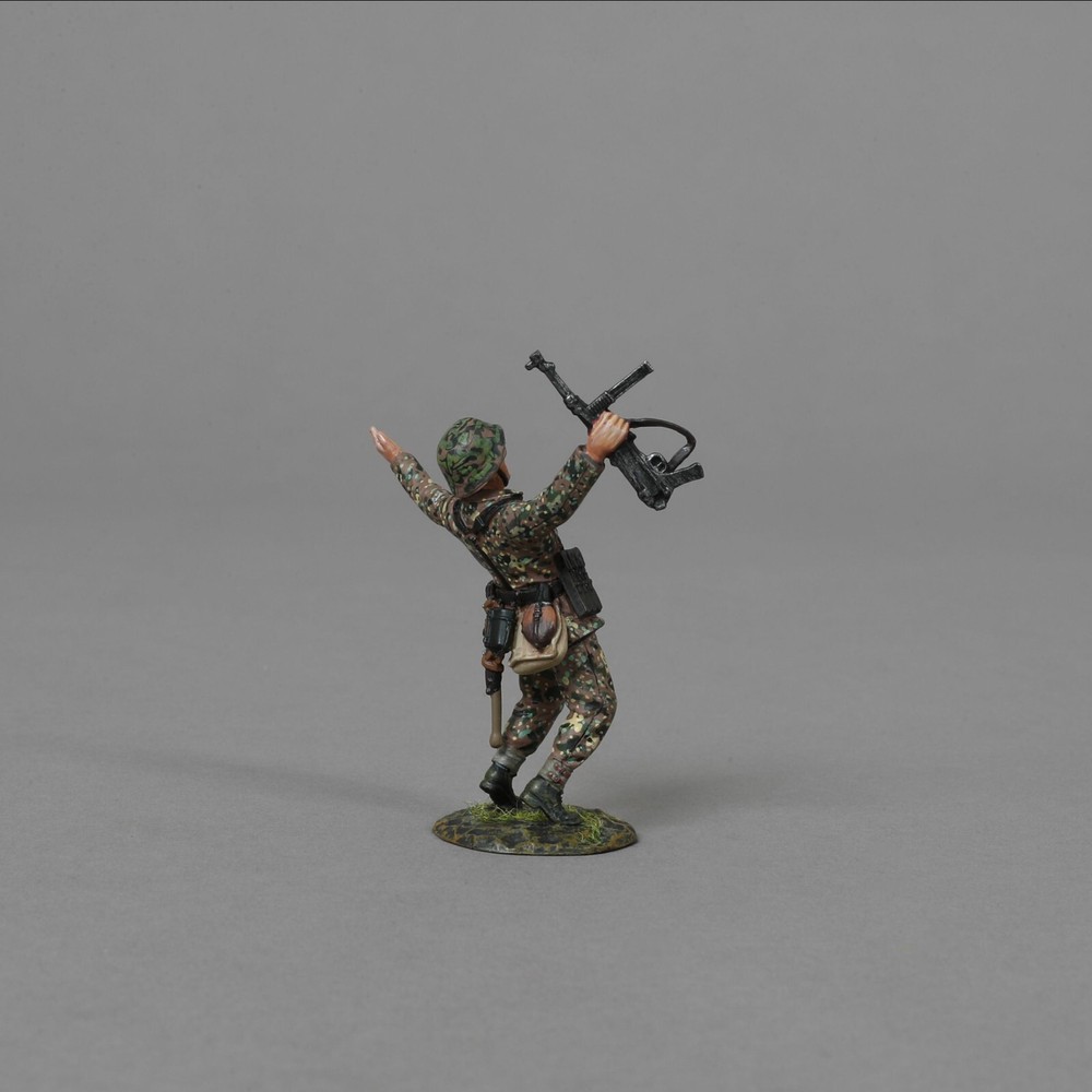 THOMAS GUNN WW2 GERMAN SS155A GERMAN TROOPER WOUNDED MP40