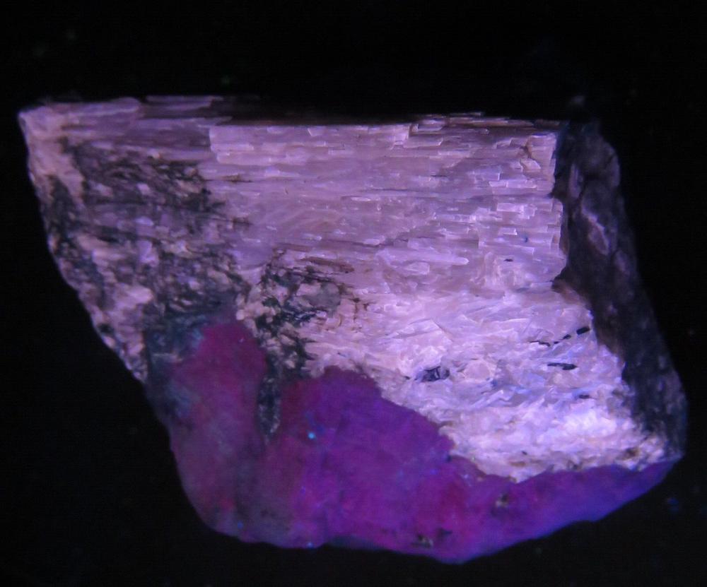 Fluorescent : AGRELLITE - Kipawa River Complex , Temiscamingue , Quebec