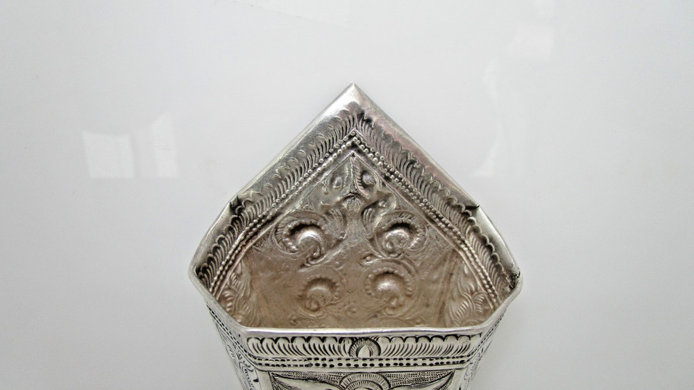 Antique Repousse Folder Betal Leaf Solid Silver Asia Thailand Small 4 Vase 43 gr