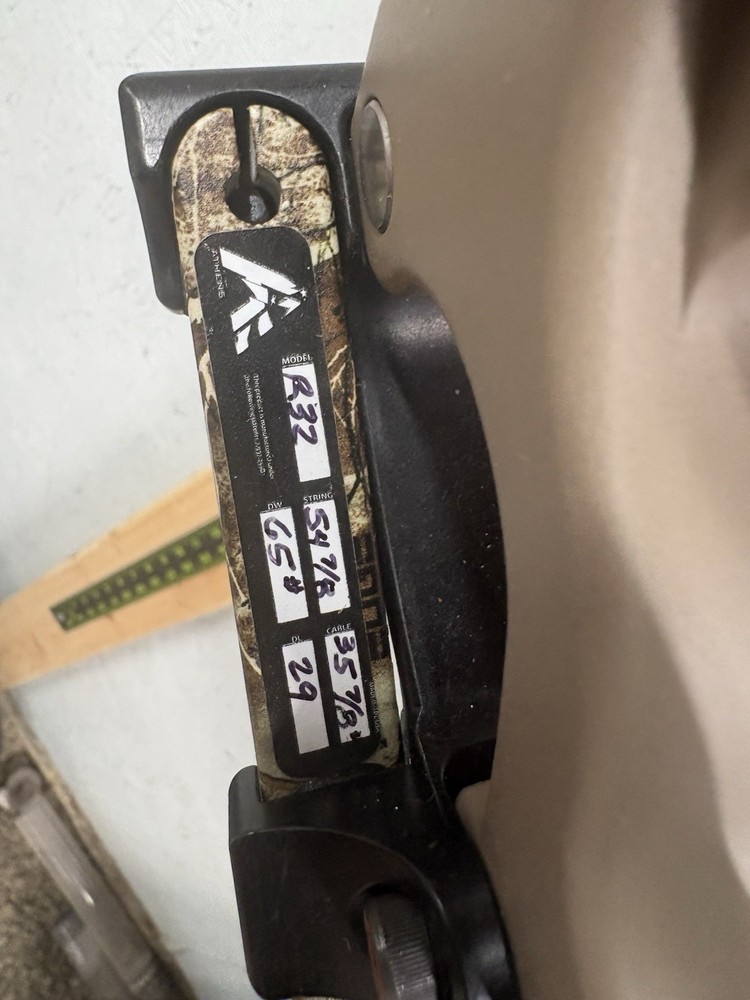 Athens Ridge 32 Compound Bow Rh 65LB 29” Draw