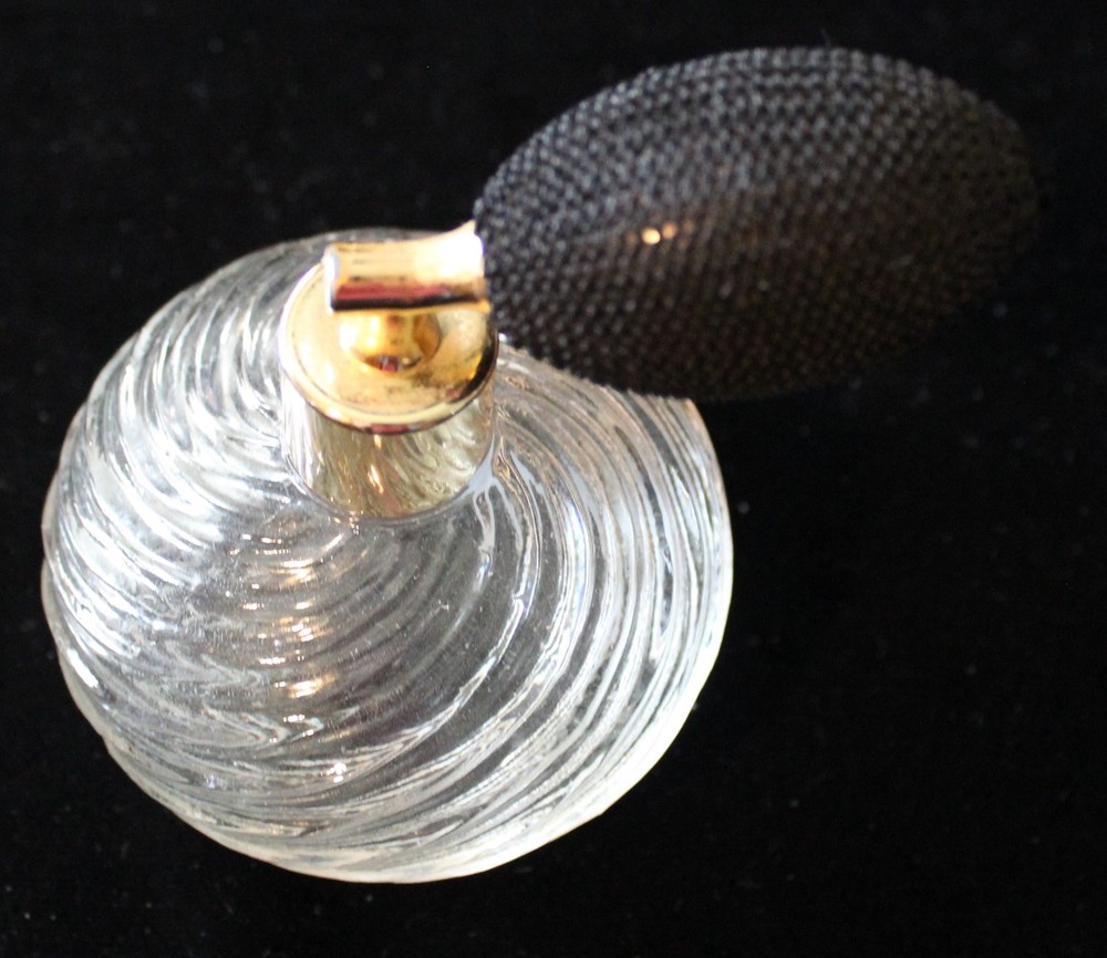 VINTAGE CLEAR SWIRL GLASS ATOMIZER WITH BLACK MESH BULB 4" WORKS