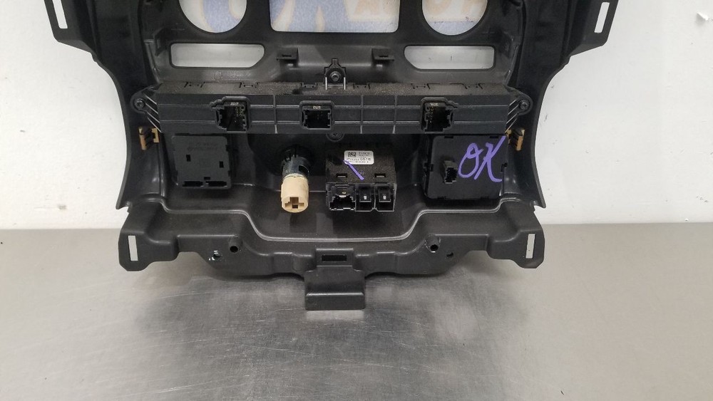 19 CHEVY SILVERADO 1500 RADIO AUDIO DISPLAY CONTROL PANEL 84569057
