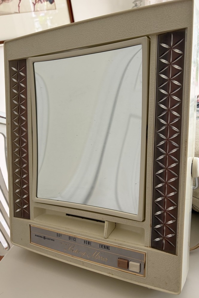 1978 GE General Electric Lighted, 2 Side, 4 Setting Makeup Mirror B21M-1 Works!