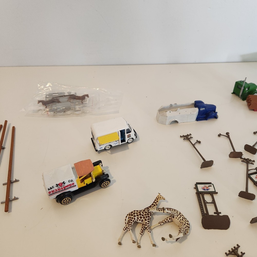 HO Train Scale Model Vehicle and Accessory Lot