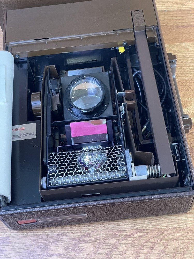 3M Visual Systems 2000 AG Portable Overhead Transparency Projector