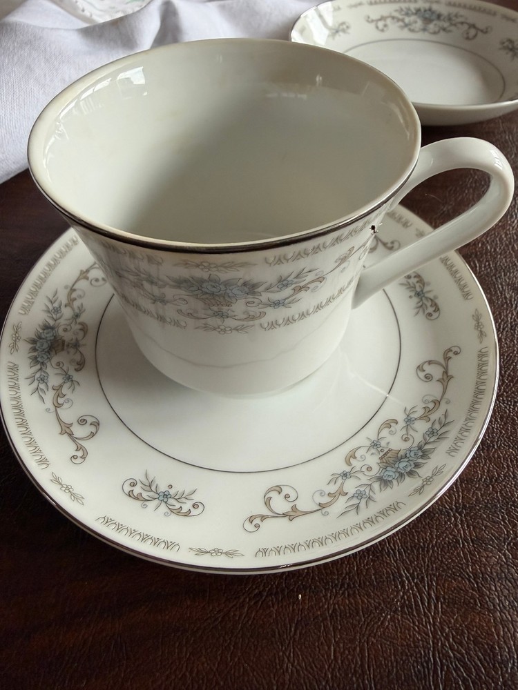 -"Diane" Fine Porcelain China 8 dinner plates