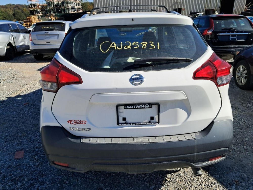 KICKS 2019 Glove Box 4824483
