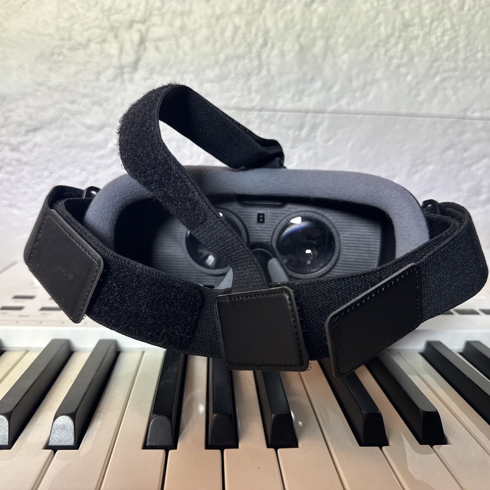 Samsung SMR324 Gear VR with Controller - Black