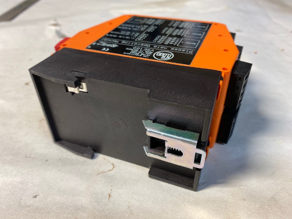 IFM EFECTOR 800 Vibration Diagnostic Sensor Controller VSE100 FAST SHIPPING