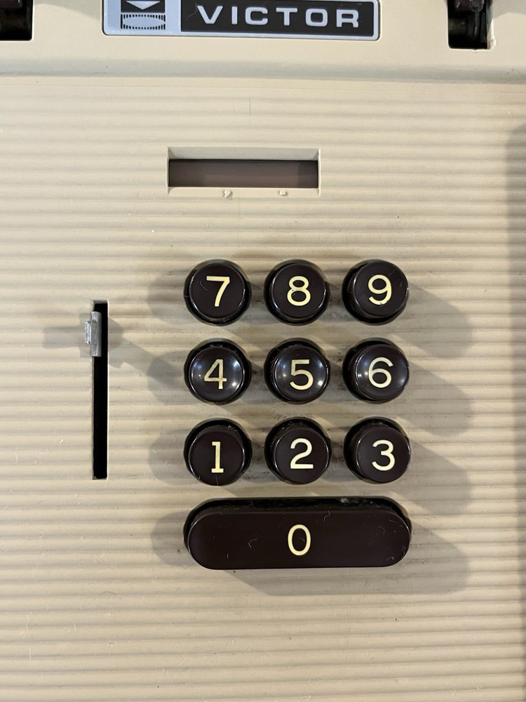 Vintage Victor Comptometer Adding Machine Model 7 82 54
