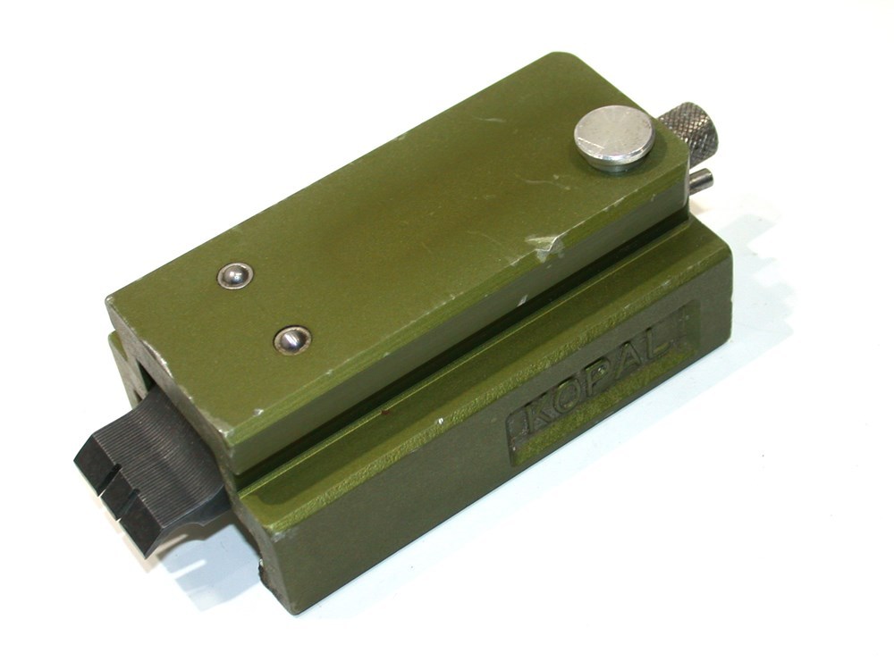 UP TO 4 KOPAL 10000 NEWTONS (2250 LBS) HORIZONTAL CLAMPS MODEL 09-070