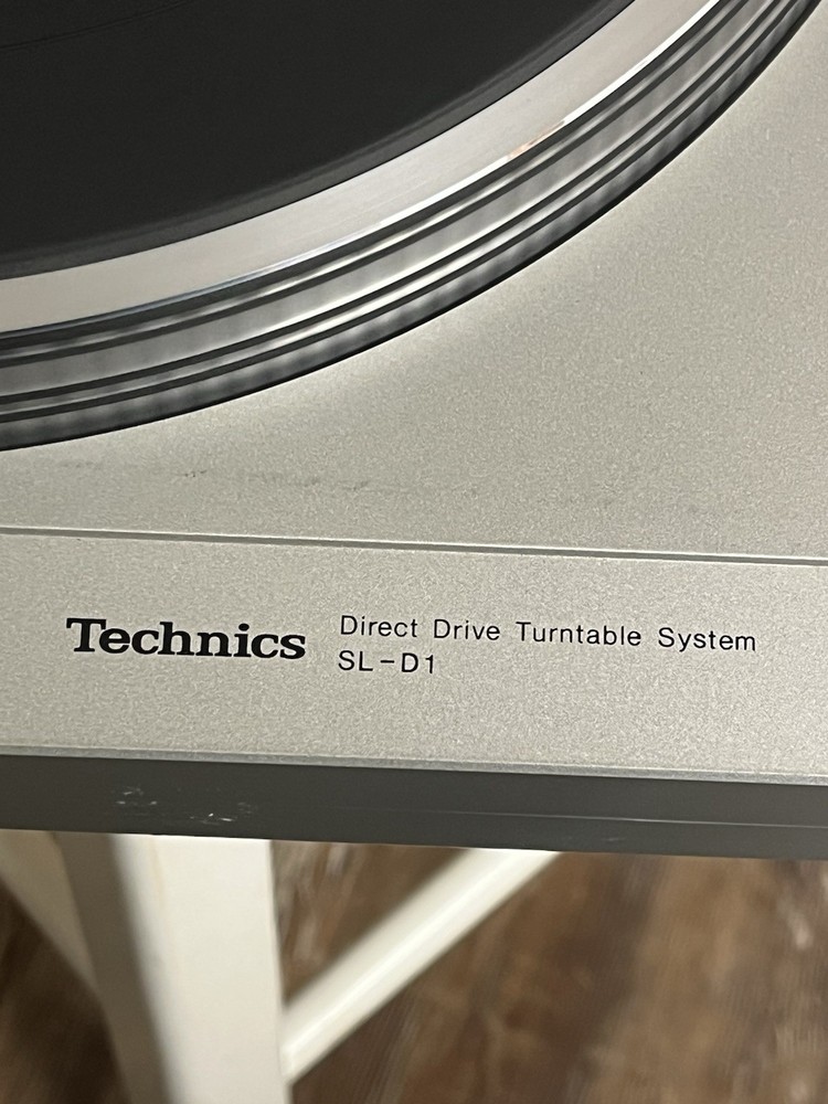Technics SL-D1 Direct Drive Automatic Turntable System Record Player Turns On