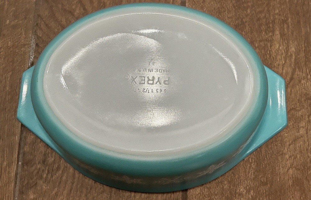 Pyrex 043 Turquoise Blue Snowflake 1.5 Quart Oval Casserole Dish