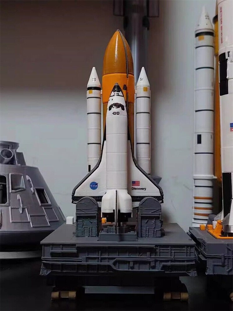 1/400 Space Shuttle Discovery with Launcher Platform Painted Collection Model