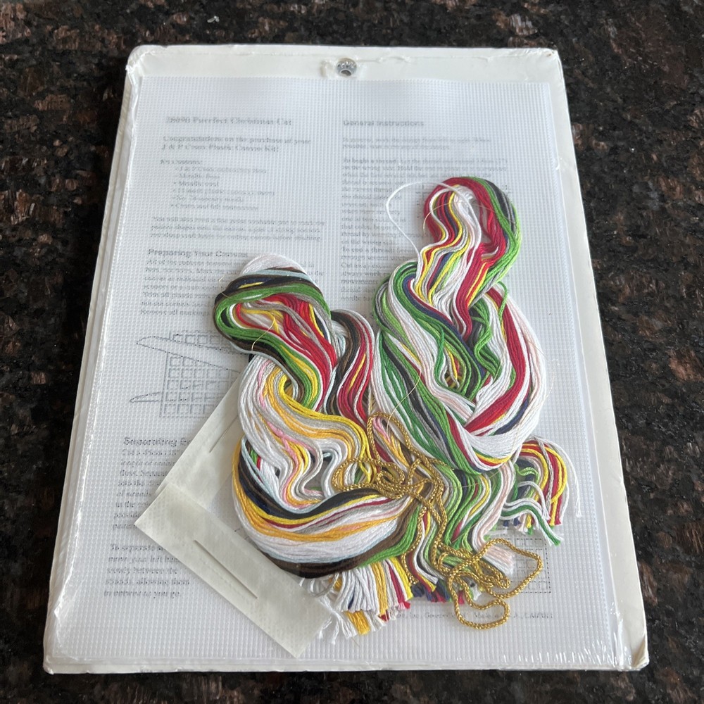 Plastic Canvas Kit ︱28090︱Purrfect Christmas Cat︱