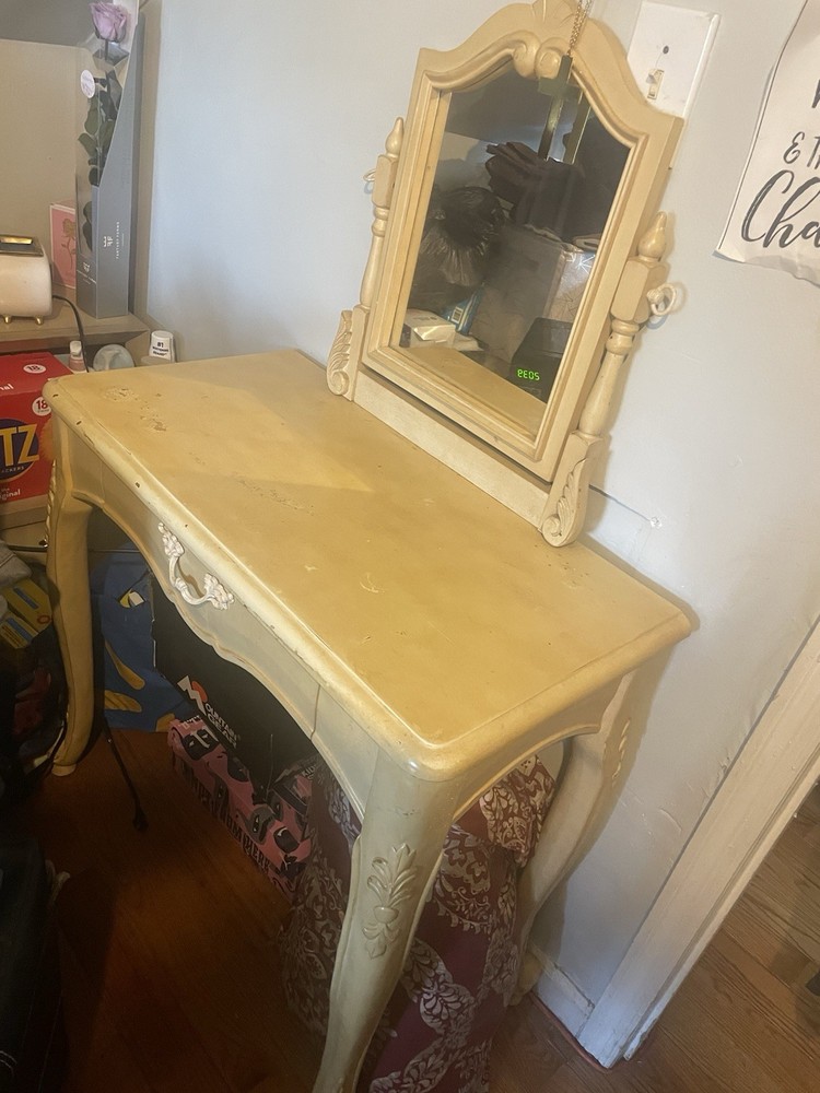 Vintage Vanity Table With Mirror