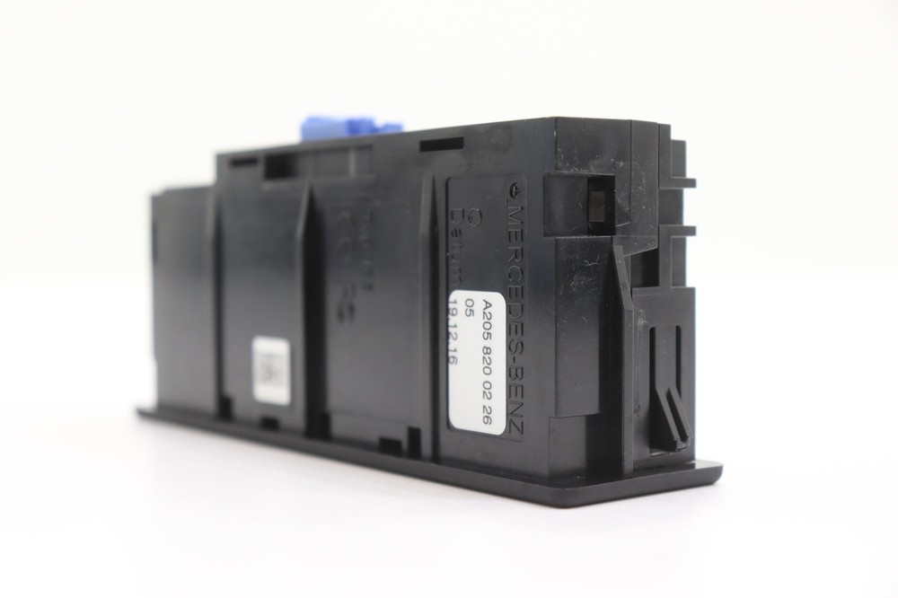 2015 - 2019 MERCEDES C300 W205 USB REPEATER SOCKET CONTROL MODULE OEM