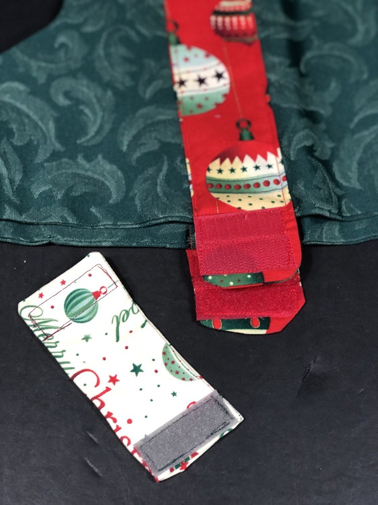 Christmas Dog Clothes Small Emerald Green Leaf Pattern & Red White Contrast NEW