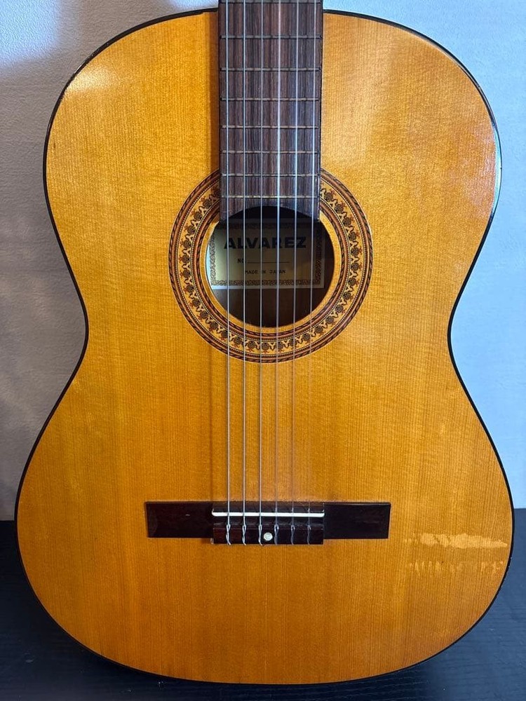 Alvarez Classical Guitar With Hard Case Nylon Strings