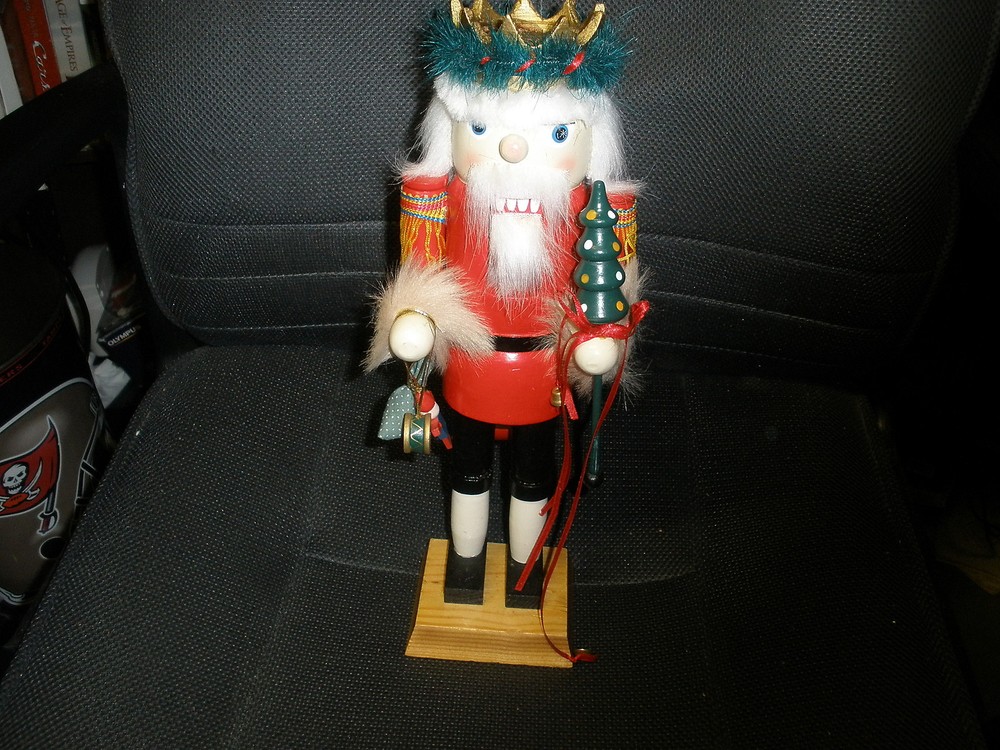 WOOD NUTCRACKER GWT SPECIAL HOLIDAY GIFT 14"