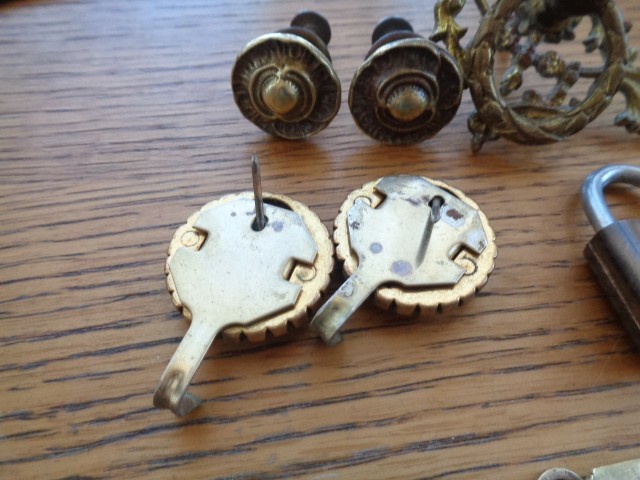 VARIOUS ANTIQUE HARDWARE, BRASS HASP W/SCREWS, WALL PUSH PINS, DRAWER PULLS, +