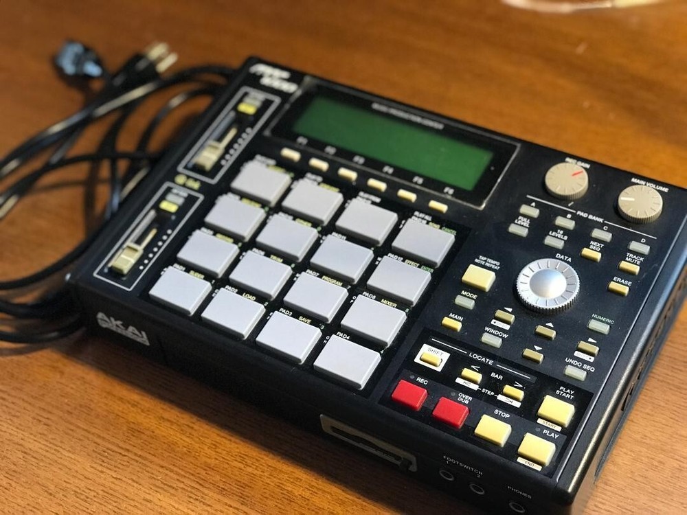 AKAI professional MPC1000 Black Sampler Sequencer Japan Excellent