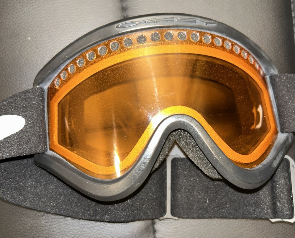 OAKLEY SKI/SNOWBOARD GOGGLES…PreOwned