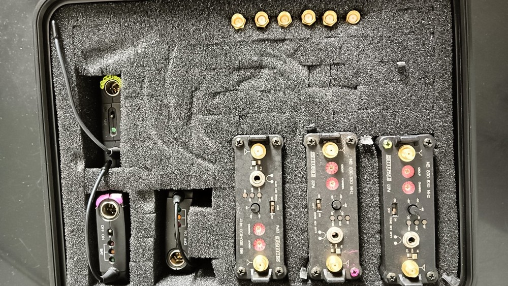 SHURE 3 BROADCAST RADIO MICROPHONE KIT WITH TRANSMITTER AND RECEIVER UP4