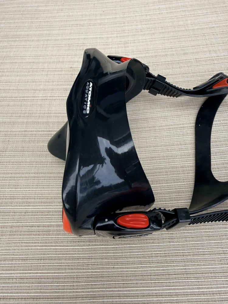 Atomic SubFrame Dive Mask - Medium Fit Black/Red Silicone Low-Volume- Excellent