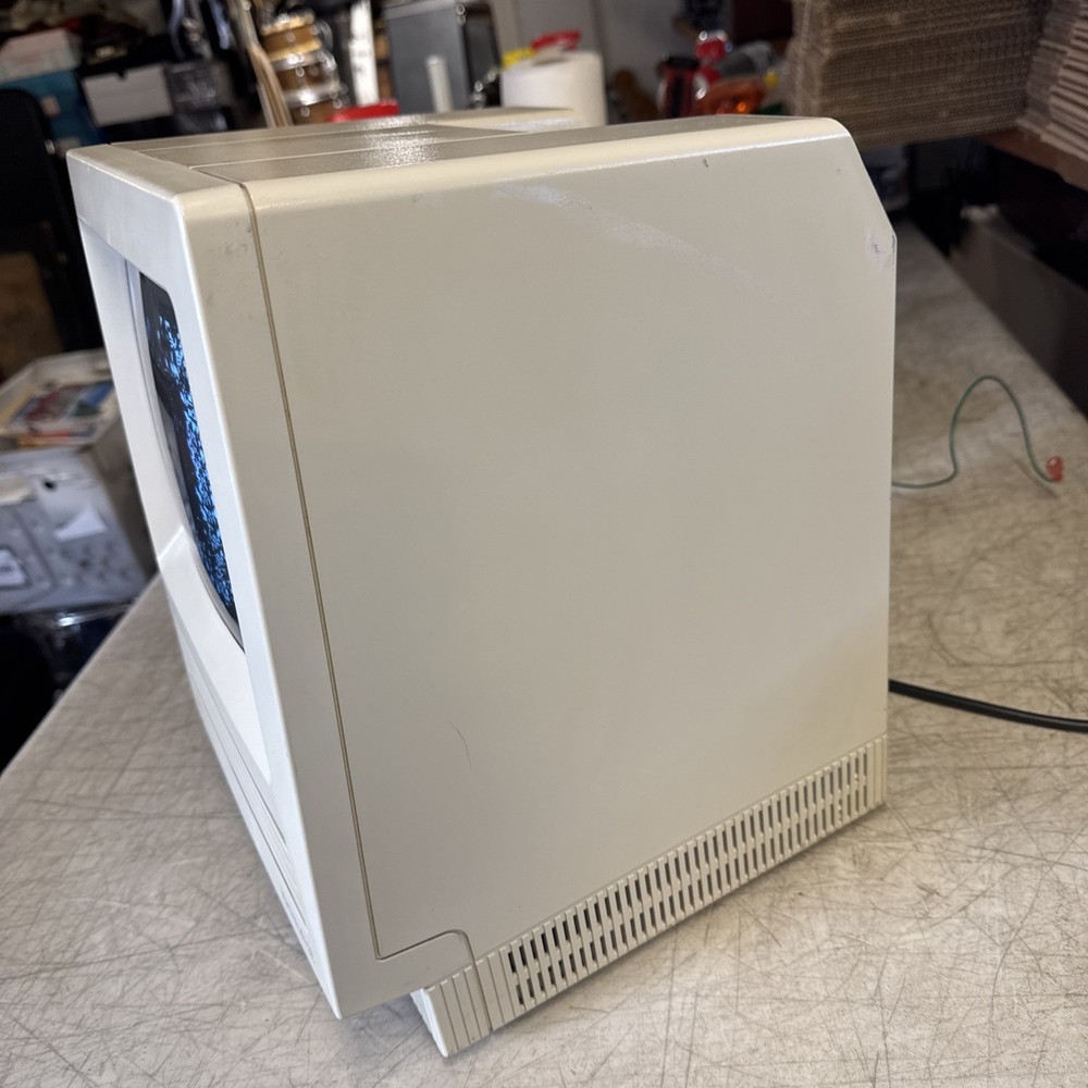 1986 Macintosh SE M0511 Powers on and working -