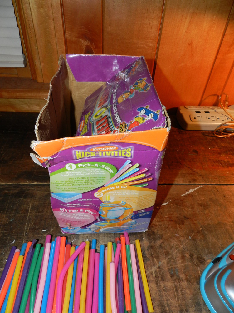 NICKELODEON NICK-TIVITIES MELT-O-MATIC AMAZING PLASTIC MOLDING MACHINE TOY