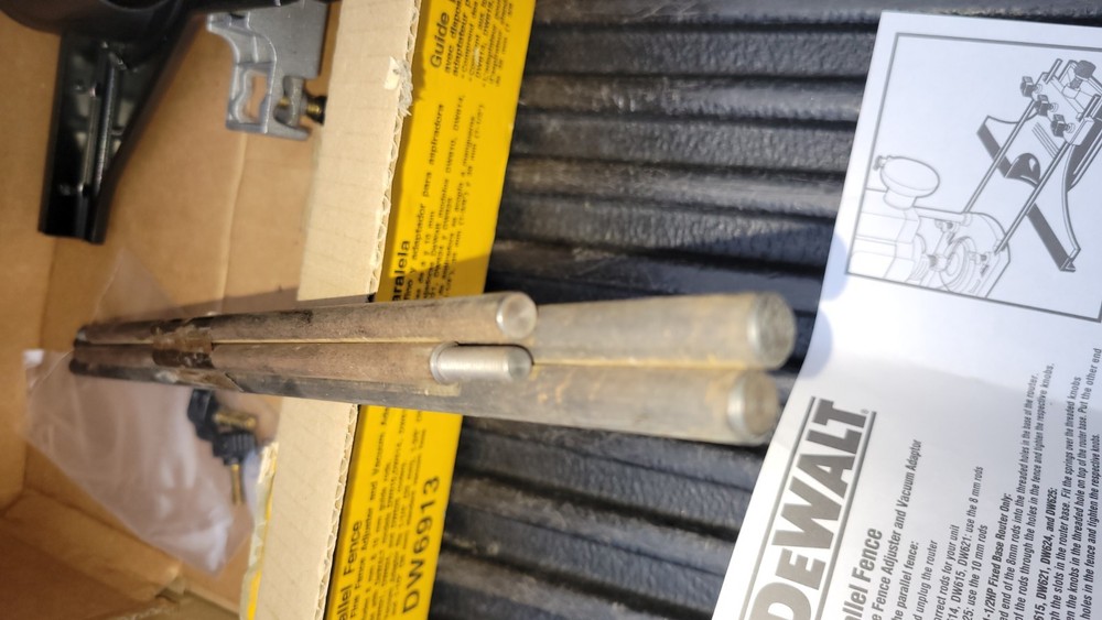 DeWALT Universal Edge Guide w/ Dust Collection DW6913 R113