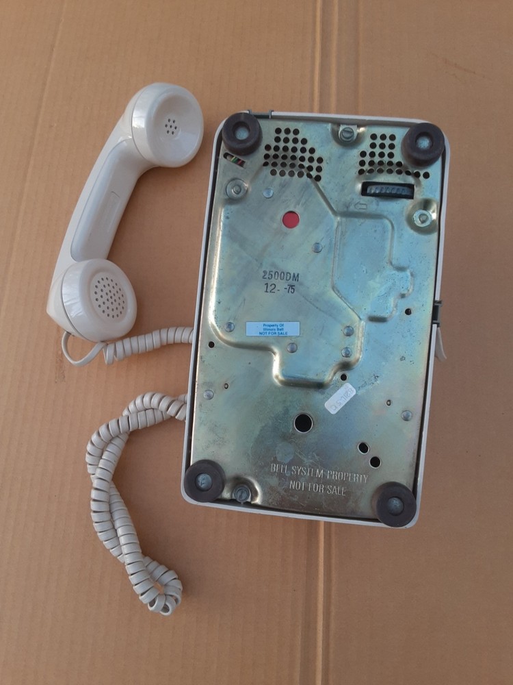 VINTAGE DESKTOP TELEPHONE / BELL SYSTEM 2500DM Date Code 12-75 / Beige
