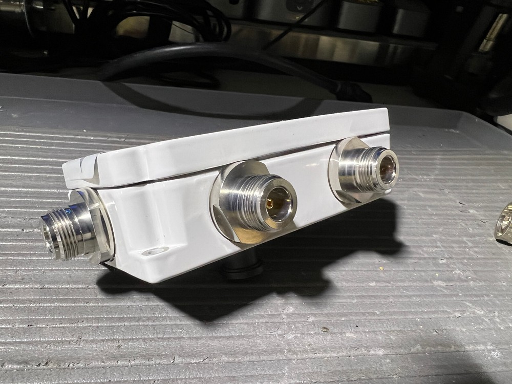 Symmetricom 58536A GPS GNSS 4-Way Active Distribution Amplifier