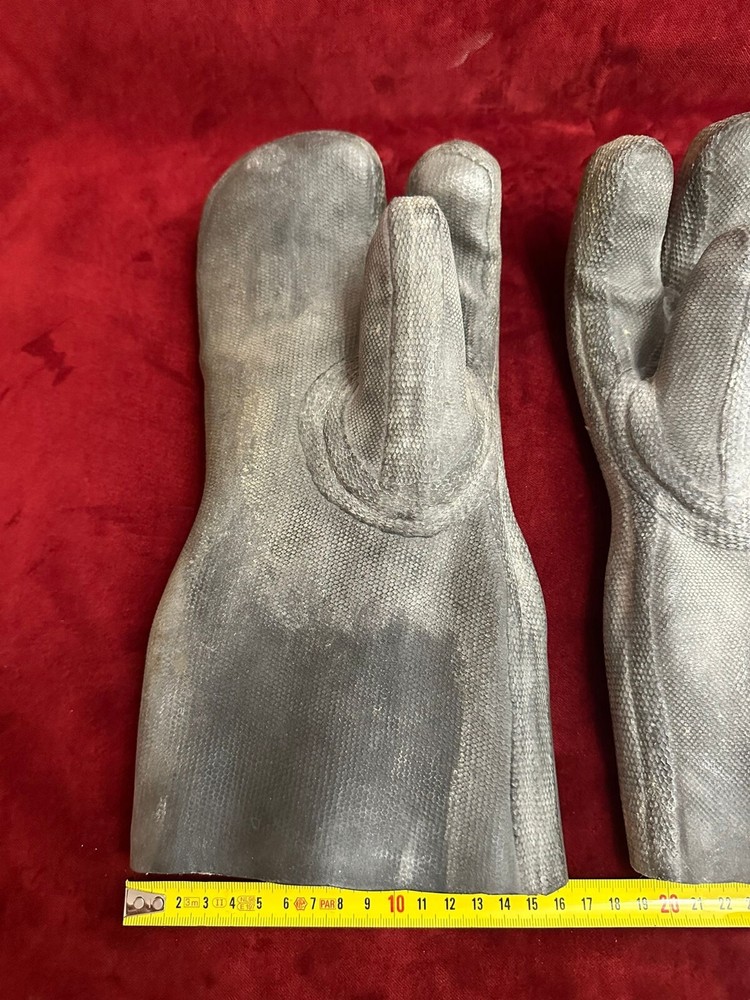 Diving gloves for suit