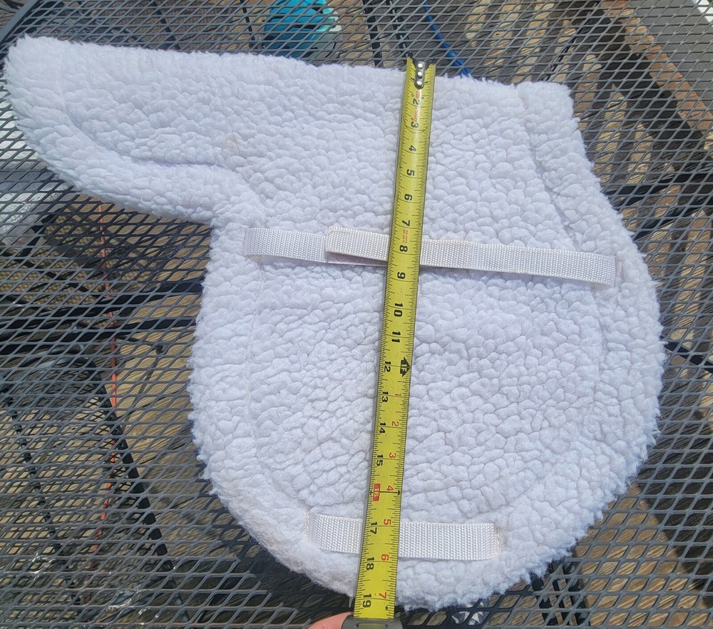 Toklat Medallion Super Quilt White Show Pad - EUC