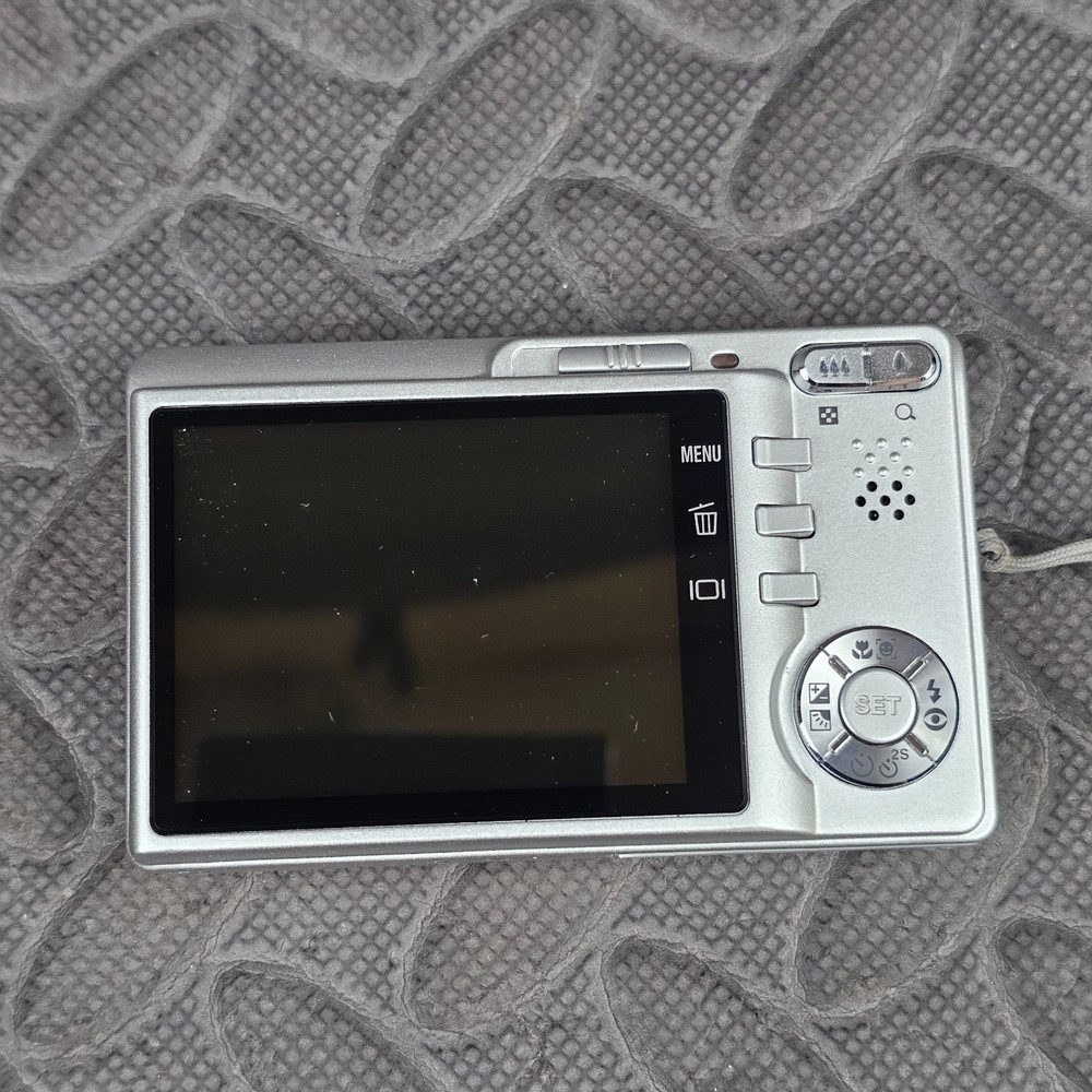 Hitachi HDC-856E Digital Compact Camera 8.0MP 3x Optical Zoom Silver - Untested