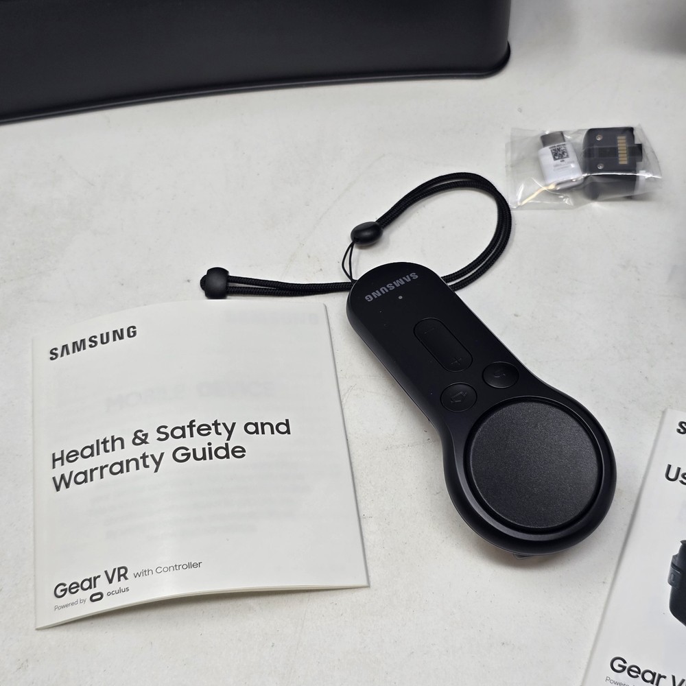 Samsung SM-R324 Gear VR with Controller Powered by Oculus With Original Box