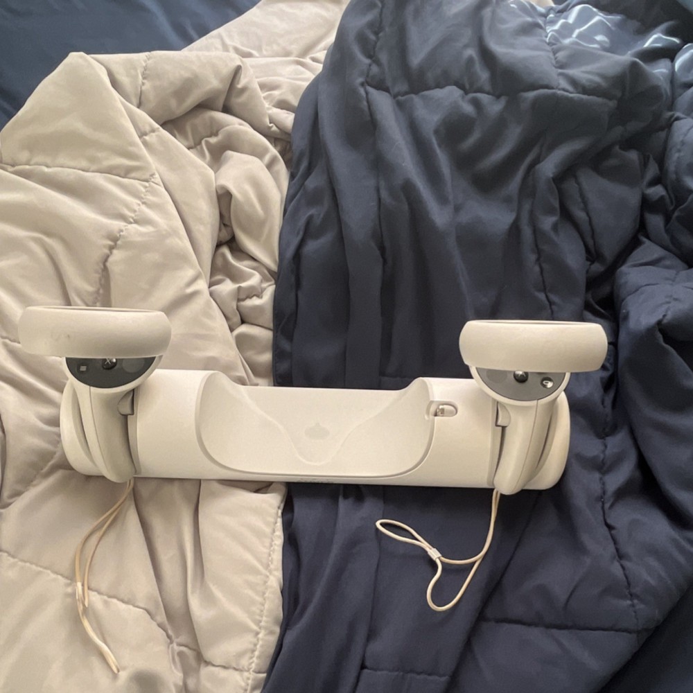 Meta White Charging Dock with Charging Pins for Oculus Quest 2 Controllers