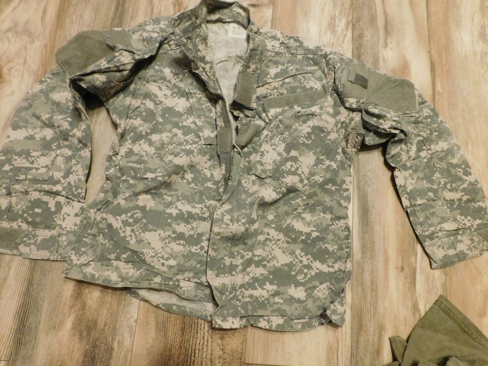 US MILITARY ARMY  ACU TOP COAT SIZE SMALL-SHORT