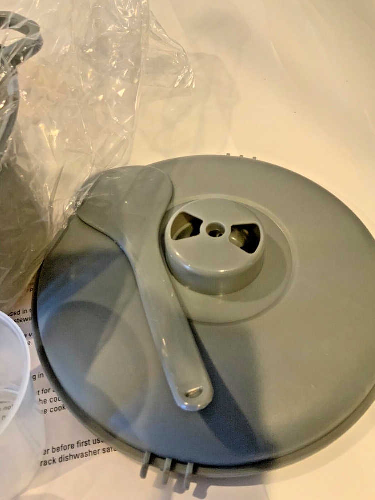 Microwave Cooker with Vent, model# HW4296