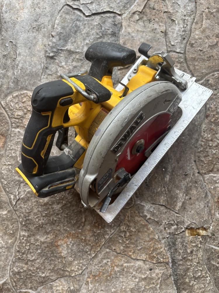Dewalt 20v max cordless-brushlesscircular saw