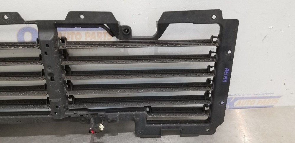 17 GMC YUKON AIR SHUTTER 5.3L