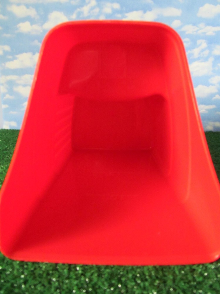 LITTLE GIANT® 3 Quart RED Heavy Duty Plastic Stackable Feed Scoop Measure Marks