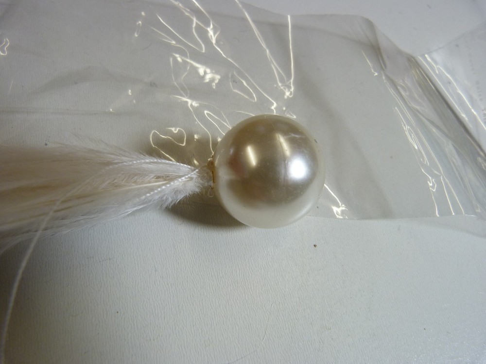 NEW ANN SUMMERS SOFT WHITE MARABOU FEATHER TICKLER + FREE GIFT !!