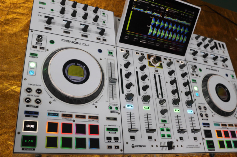 1pcs Denon DJ Prime4 White Limited Edition DJ Controller