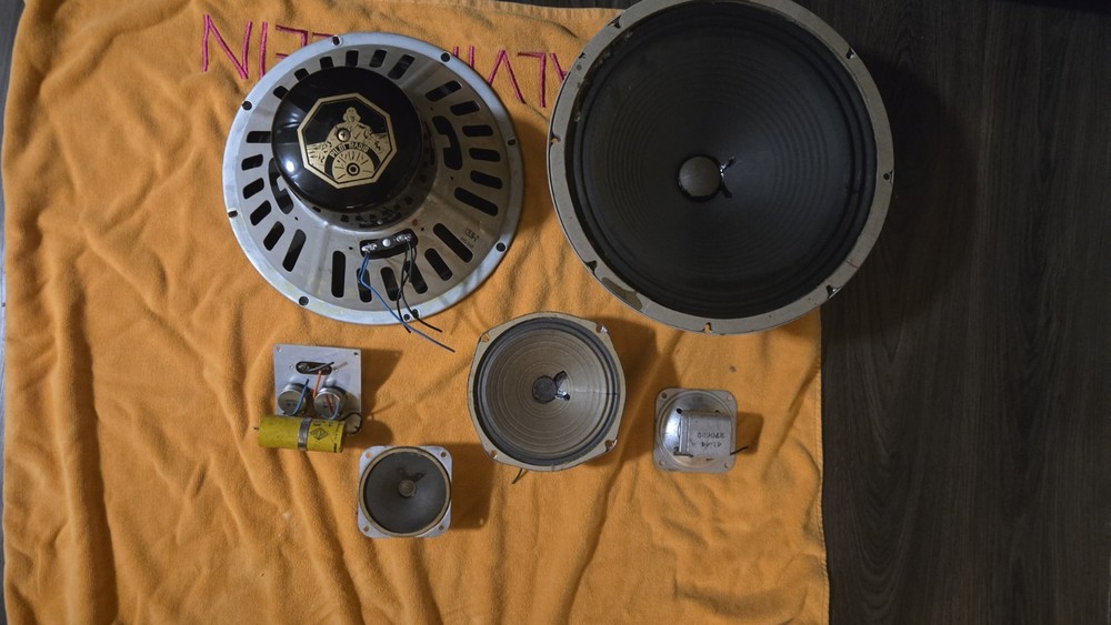 Pilot Model S131 Speaker Set and Control Module. All Working!