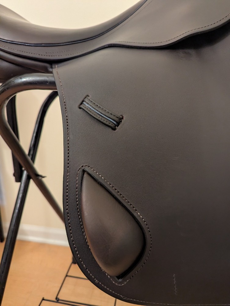 17.5" 2023 County Xcelerator Jump Saddle, N Tree - wool flocked