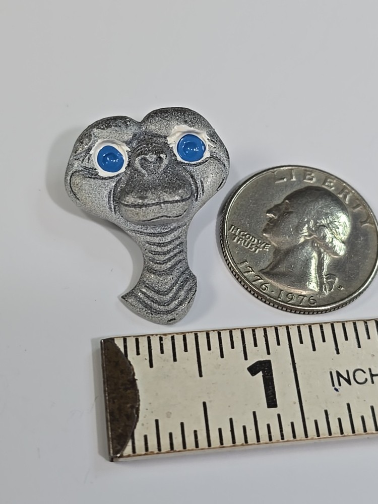 ET The Extra Terrestrial Lapel Pin Painted Blue Eyes