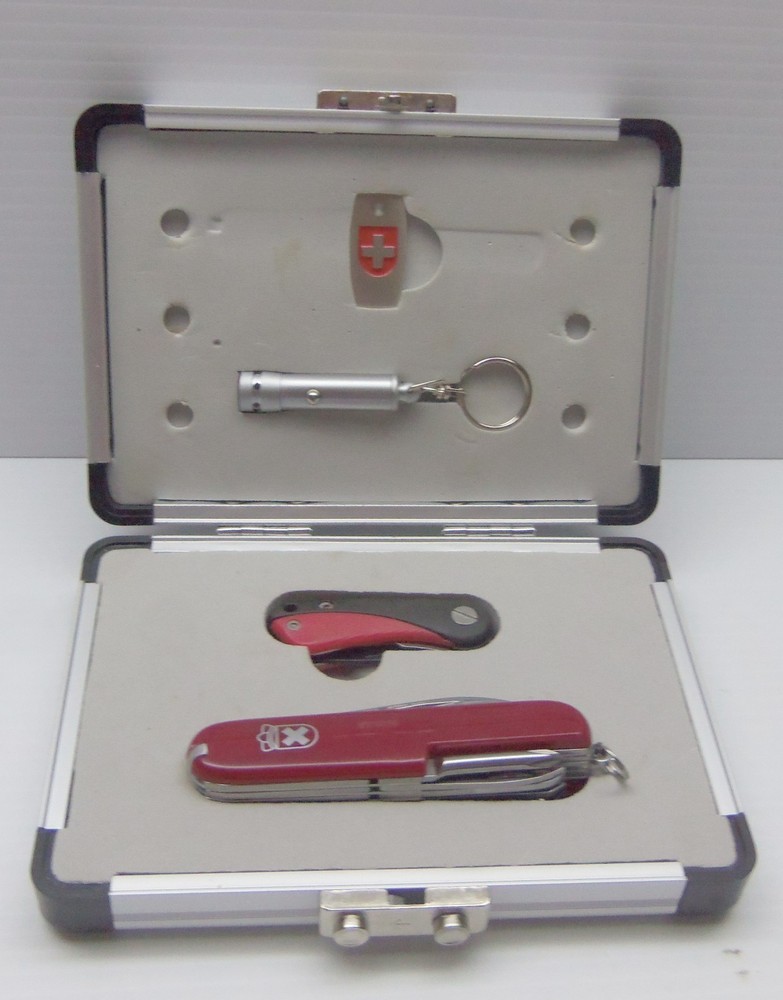 MN Deer Hunters Assn. Multi-Tool - Flashlight & Lock Blade